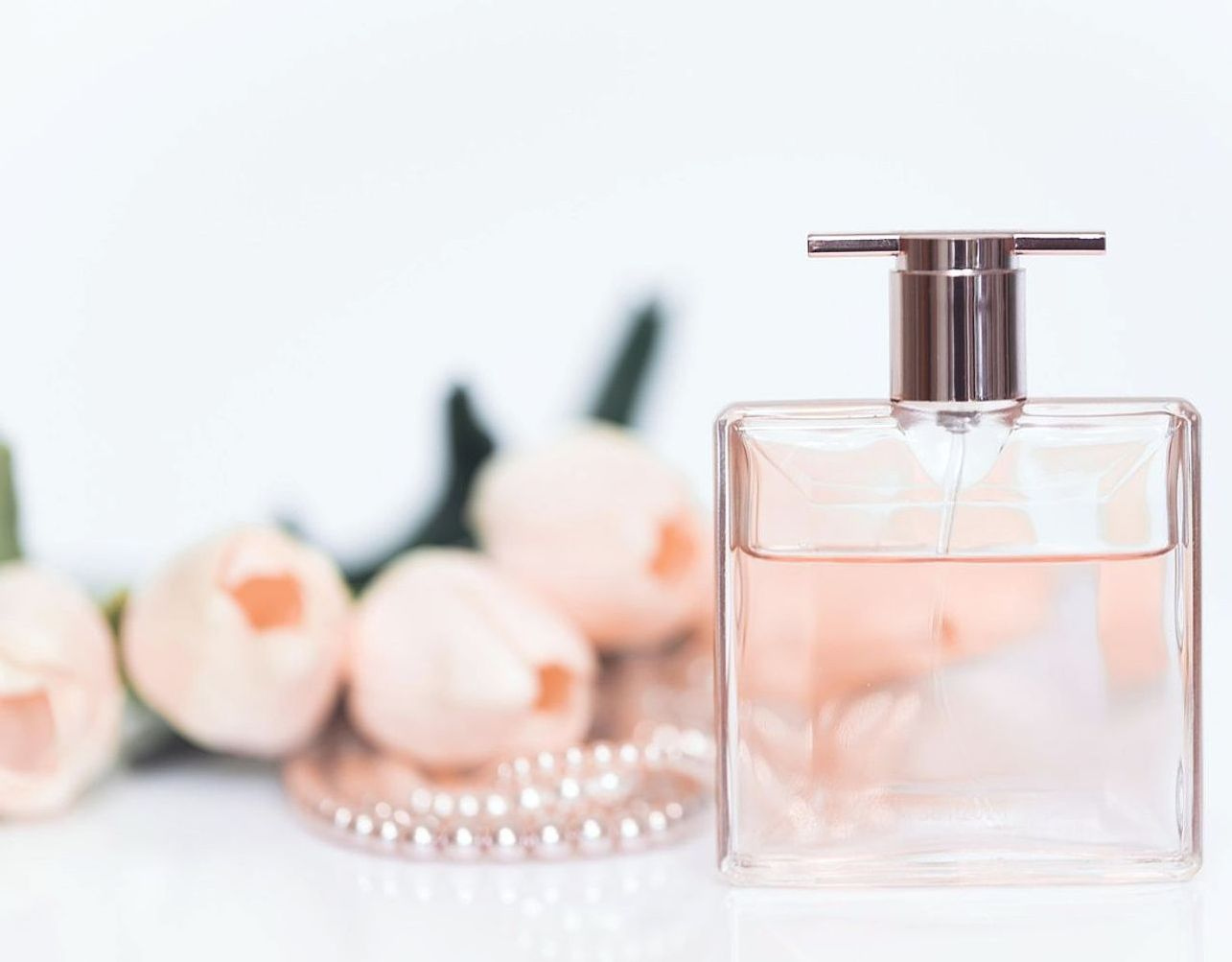 Uma mulher descobrindo uma nova fragrância à luz natural