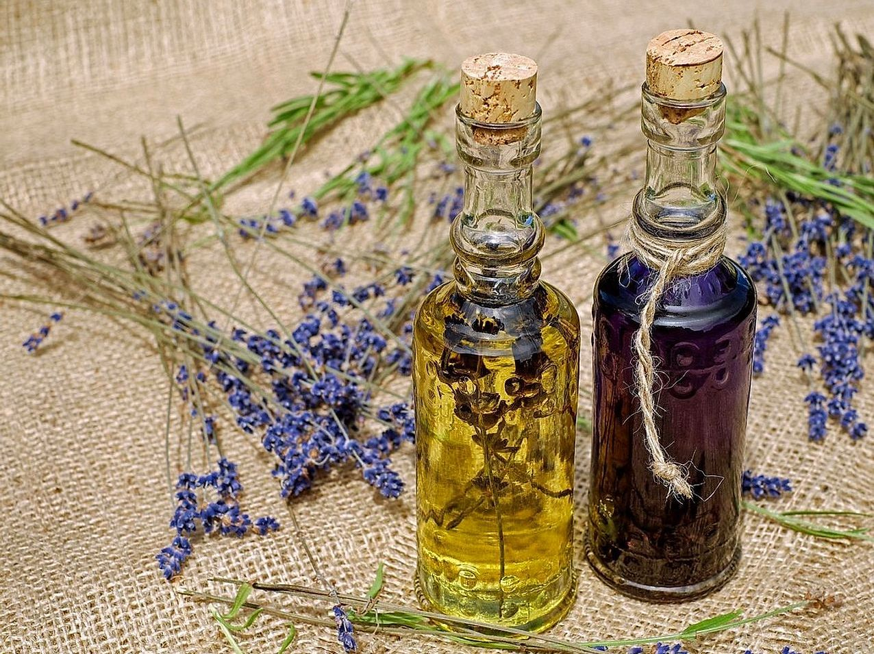 Caderno de notas e amostra de fragrância sobre a mesa