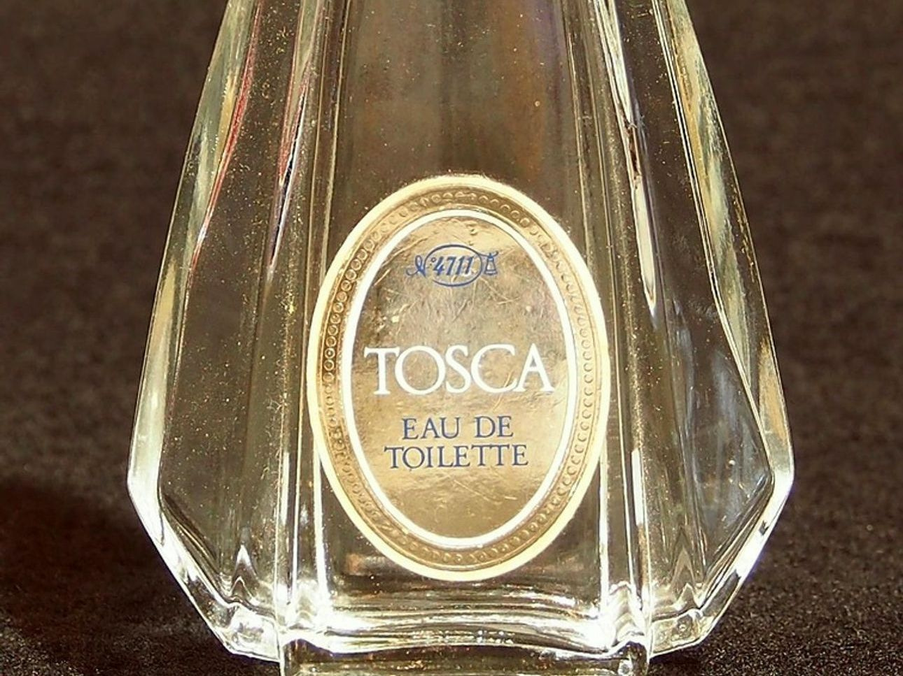 Vidro decorativo com essência aromática capturada sob luz natural
